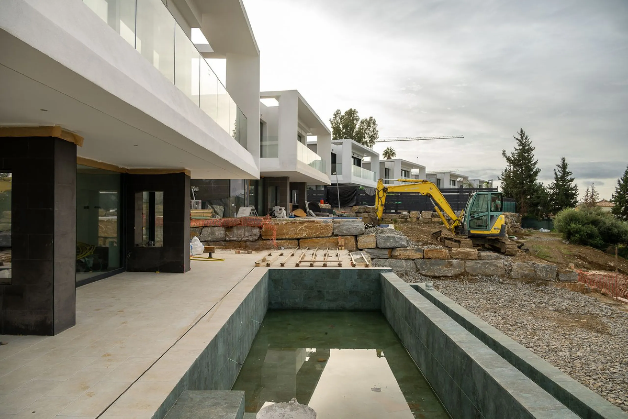 Valle Romano Green is an exclusive development comprising 8 modern villas with golf and sea views, complete with private garden and swimming pool. They are located within a short drive to the beach and all the amenities of the famous Valle Romano Golf Res