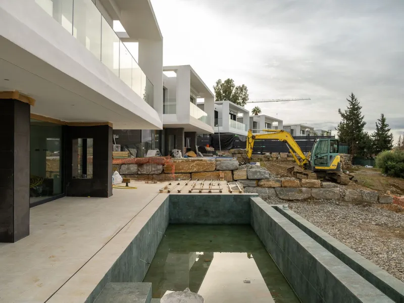 Valle Romano Green is an exclusive development comprising 8 modern villas with golf and sea views, complete with private garden and swimming pool. They are located within a short drive to the beach and all the amenities of the famous Valle Romano Golf Res