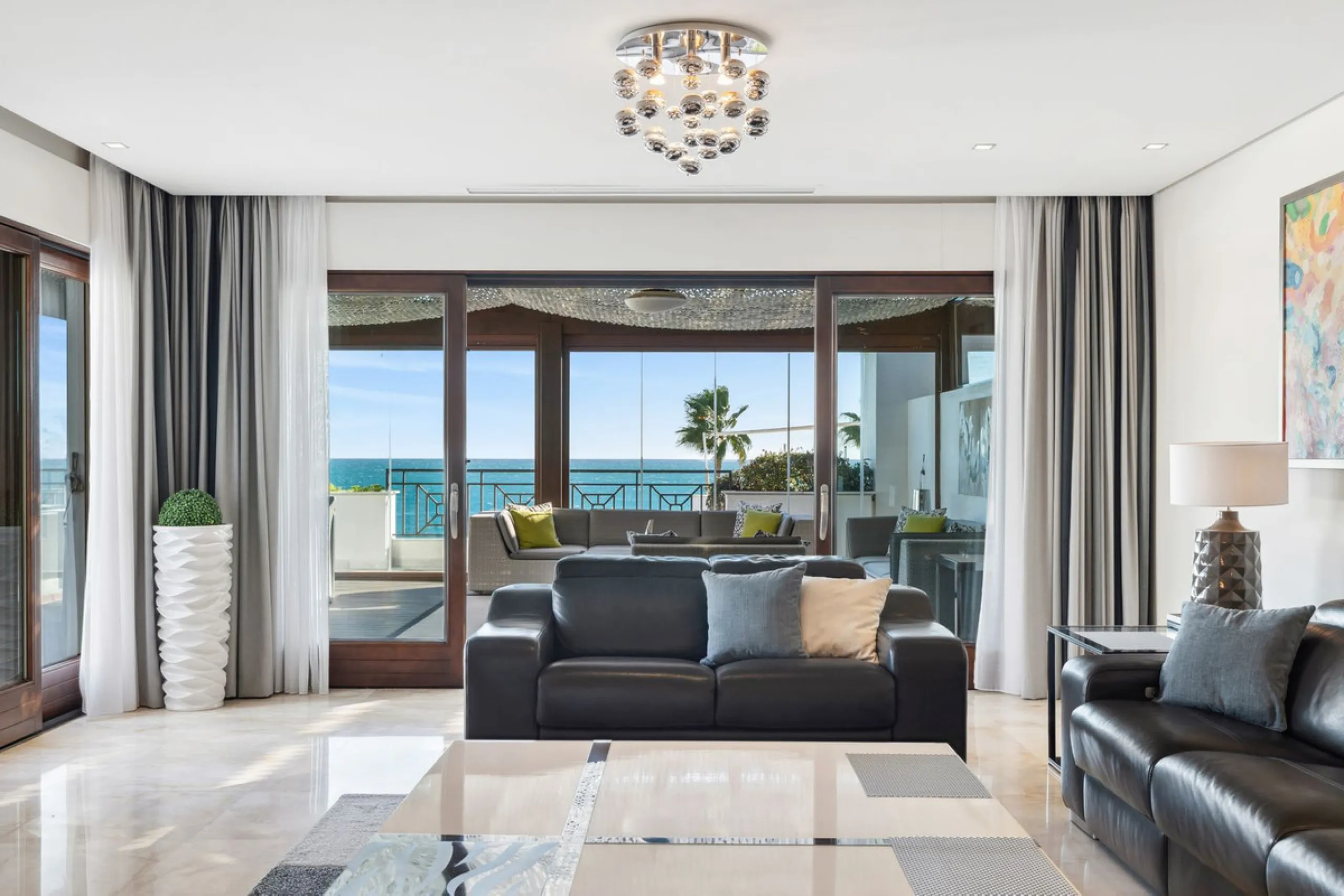 We present an exclusive penthouse in a privileged seafront location with breathtaking panoramic views over the bay of Estepona, Gibraltar and the African coast. The scenery is magnificent throughout the day and offers breathtaking sunrises.