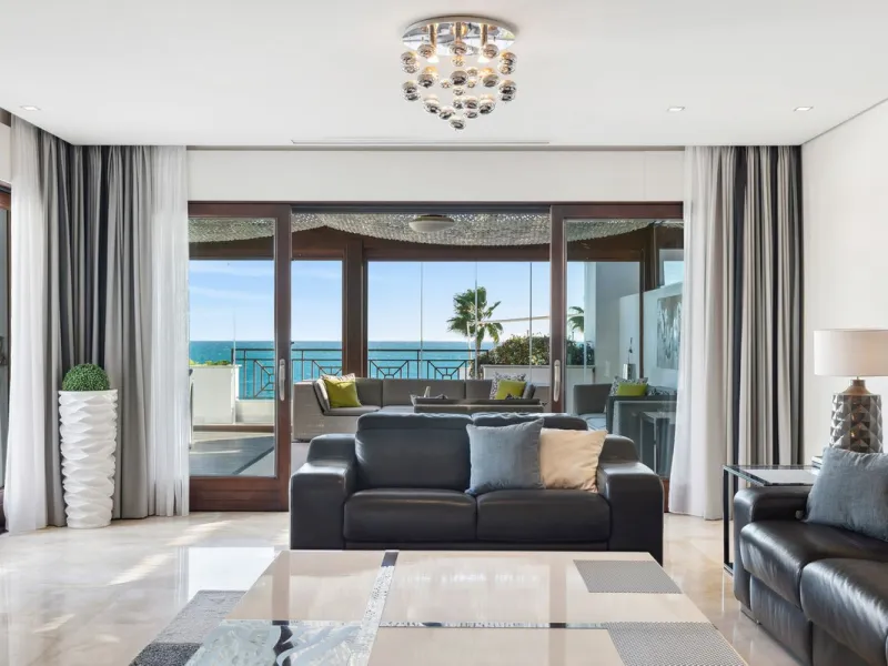 We present an exclusive penthouse in a privileged seafront location with breathtaking panoramic views over the bay of Estepona, Gibraltar and the African coast. The scenery is magnificent throughout the day and offers breathtaking sunrises.