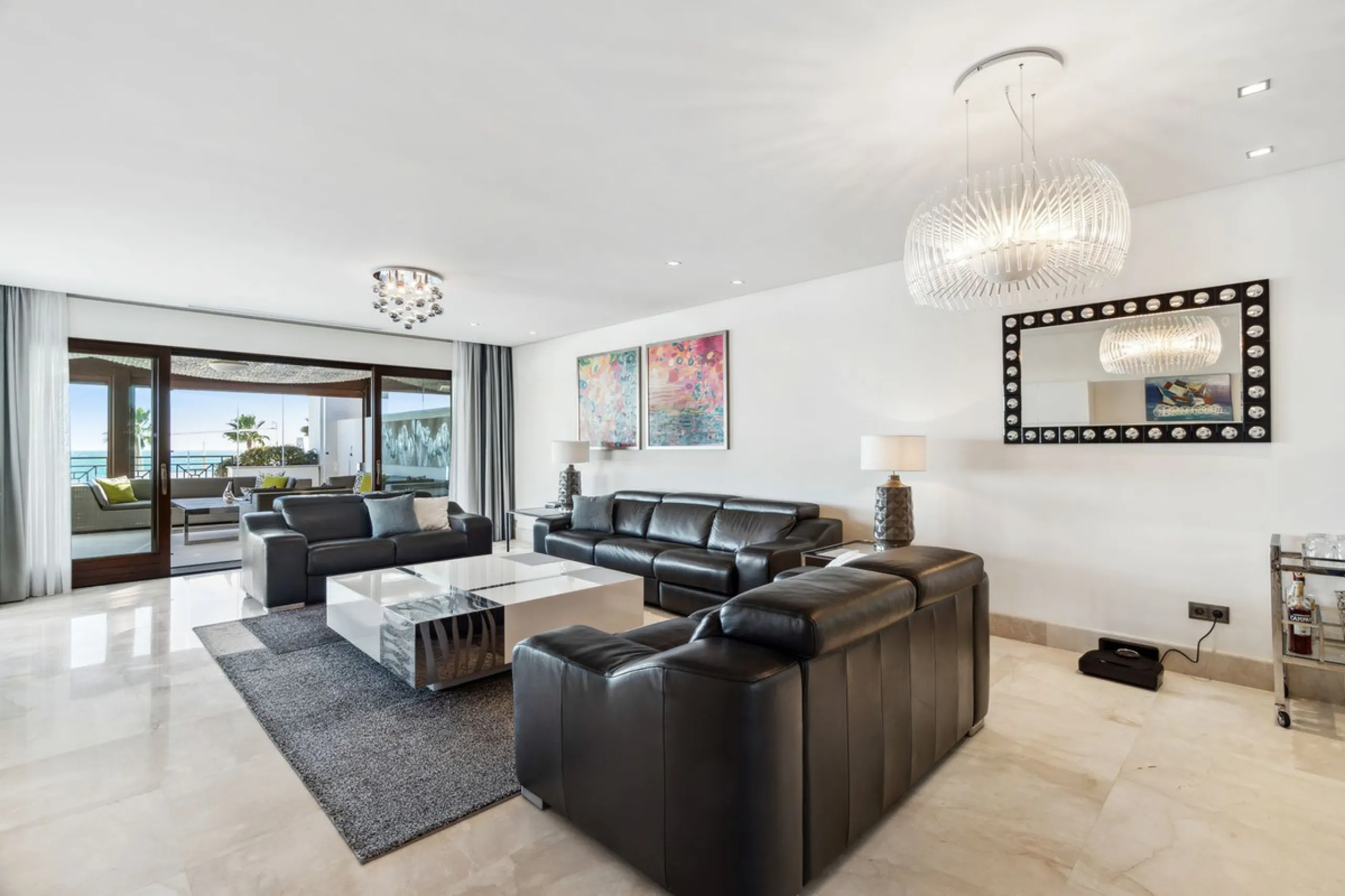 We present an exclusive penthouse in a privileged seafront location with breathtaking panoramic views over the bay of Estepona, Gibraltar and the African coast. The scenery is magnificent throughout the day and offers breathtaking sunrises.