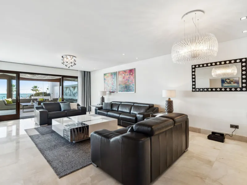We present an exclusive penthouse in a privileged seafront location with breathtaking panoramic views over the bay of Estepona, Gibraltar and the African coast. The scenery is magnificent throughout the day and offers breathtaking sunrises.