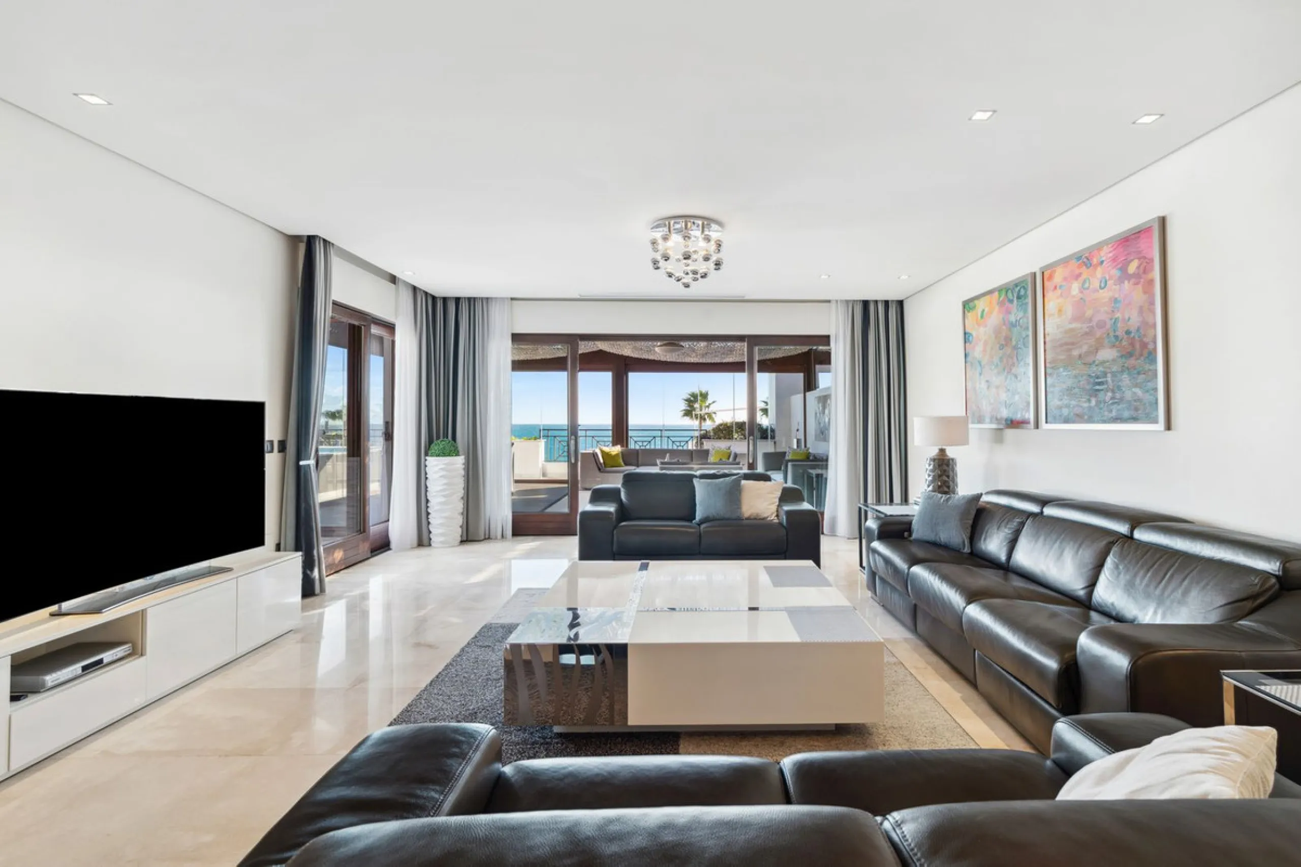 We present an exclusive penthouse in a privileged seafront location with breathtaking panoramic views over the bay of Estepona, Gibraltar and the African coast. The scenery is magnificent throughout the day and offers breathtaking sunrises.