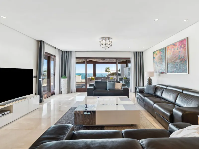 We present an exclusive penthouse in a privileged seafront location with breathtaking panoramic views over the bay of Estepona, Gibraltar and the African coast. The scenery is magnificent throughout the day and offers breathtaking sunrises.