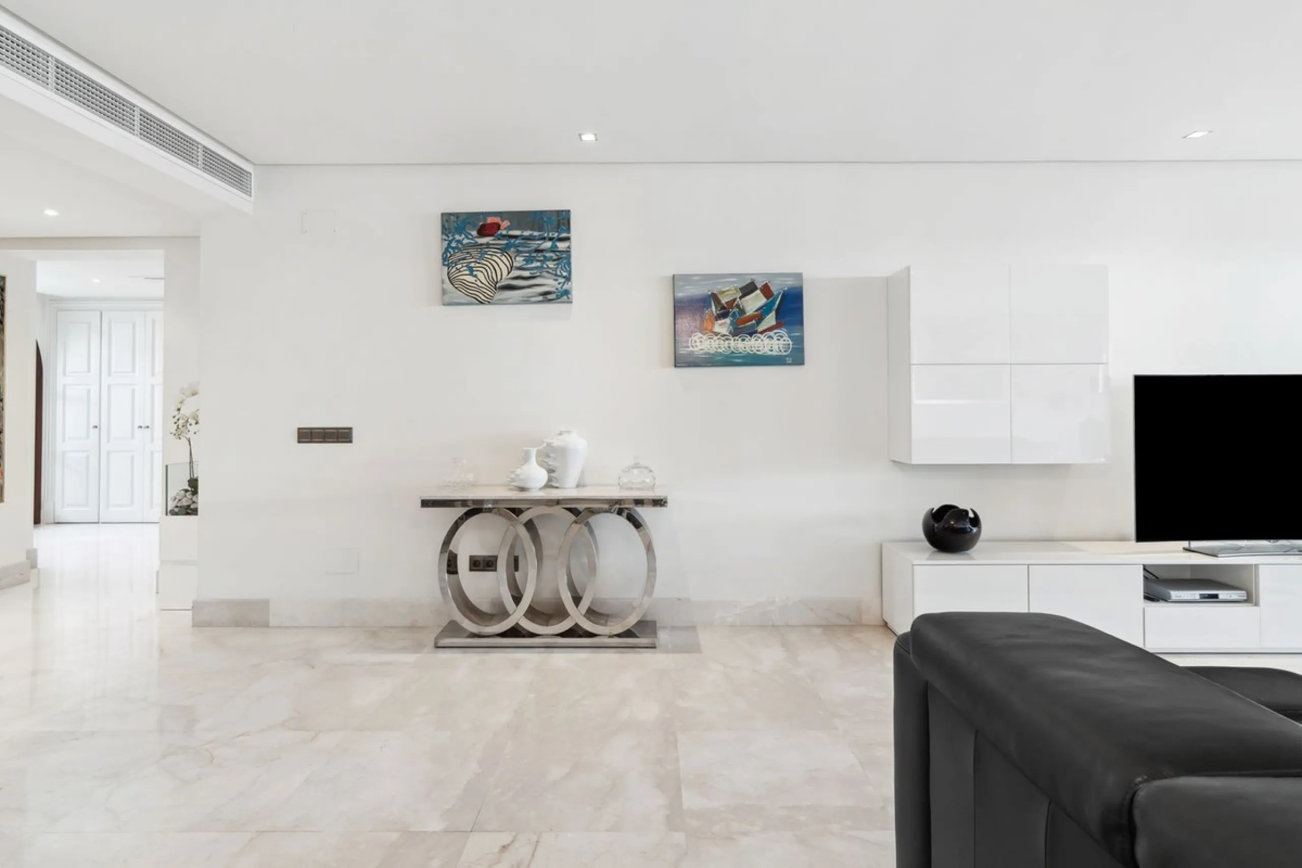 We present an exclusive penthouse in a privileged seafront location with breathtaking panoramic views over the bay of Estepona, Gibraltar and the African coast. The scenery is magnificent throughout the day and offers breathtaking sunrises.