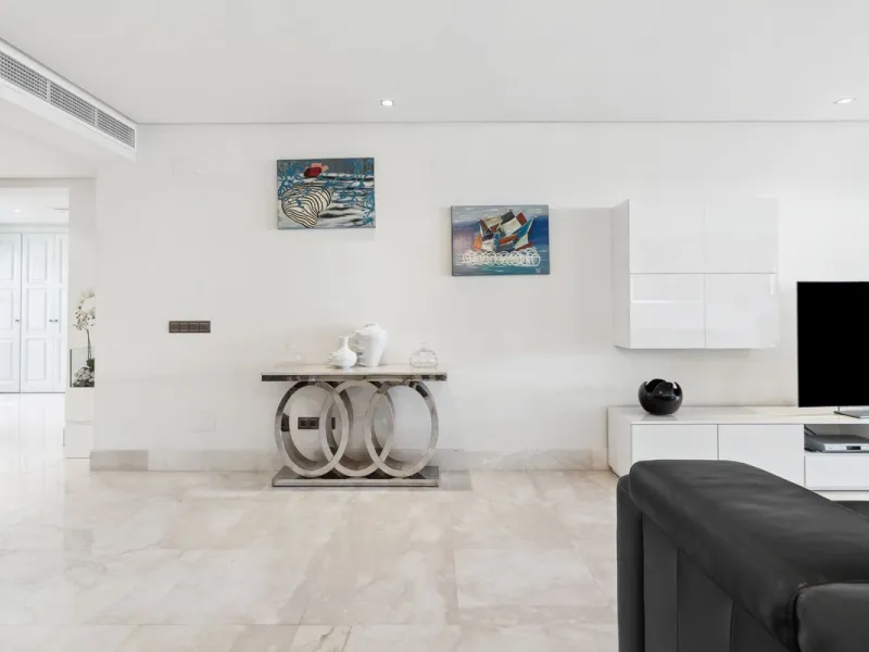 We present an exclusive penthouse in a privileged seafront location with breathtaking panoramic views over the bay of Estepona, Gibraltar and the African coast. The scenery is magnificent throughout the day and offers breathtaking sunrises.