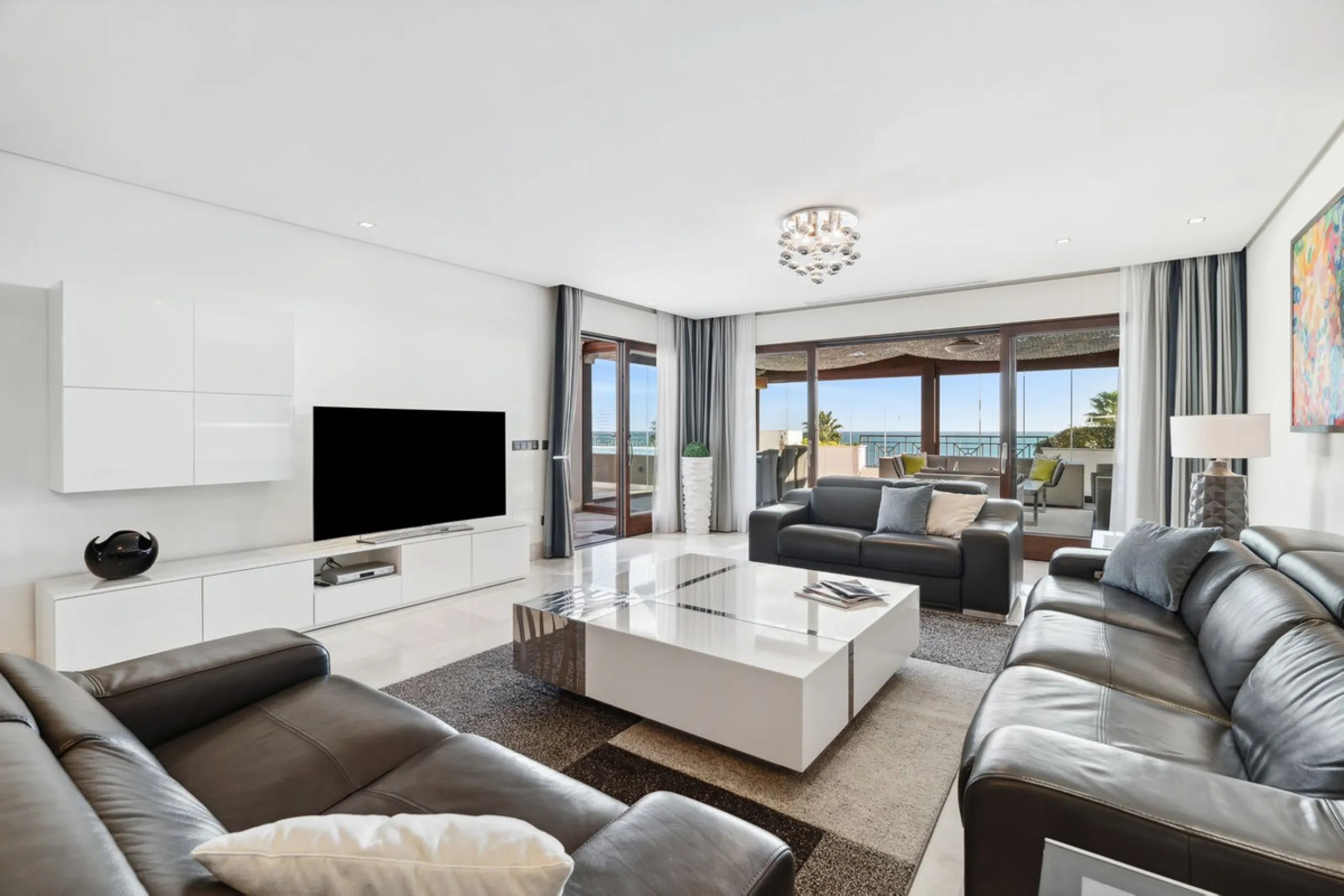 We present an exclusive penthouse in a privileged seafront location with breathtaking panoramic views over the bay of Estepona, Gibraltar and the African coast. The scenery is magnificent throughout the day and offers breathtaking sunrises.