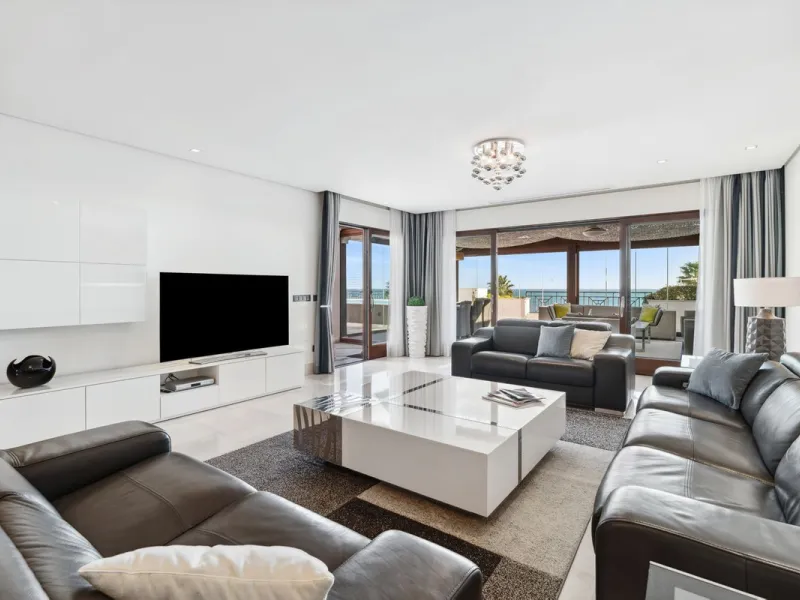 We present an exclusive penthouse in a privileged seafront location with breathtaking panoramic views over the bay of Estepona, Gibraltar and the African coast. The scenery is magnificent throughout the day and offers breathtaking sunrises.