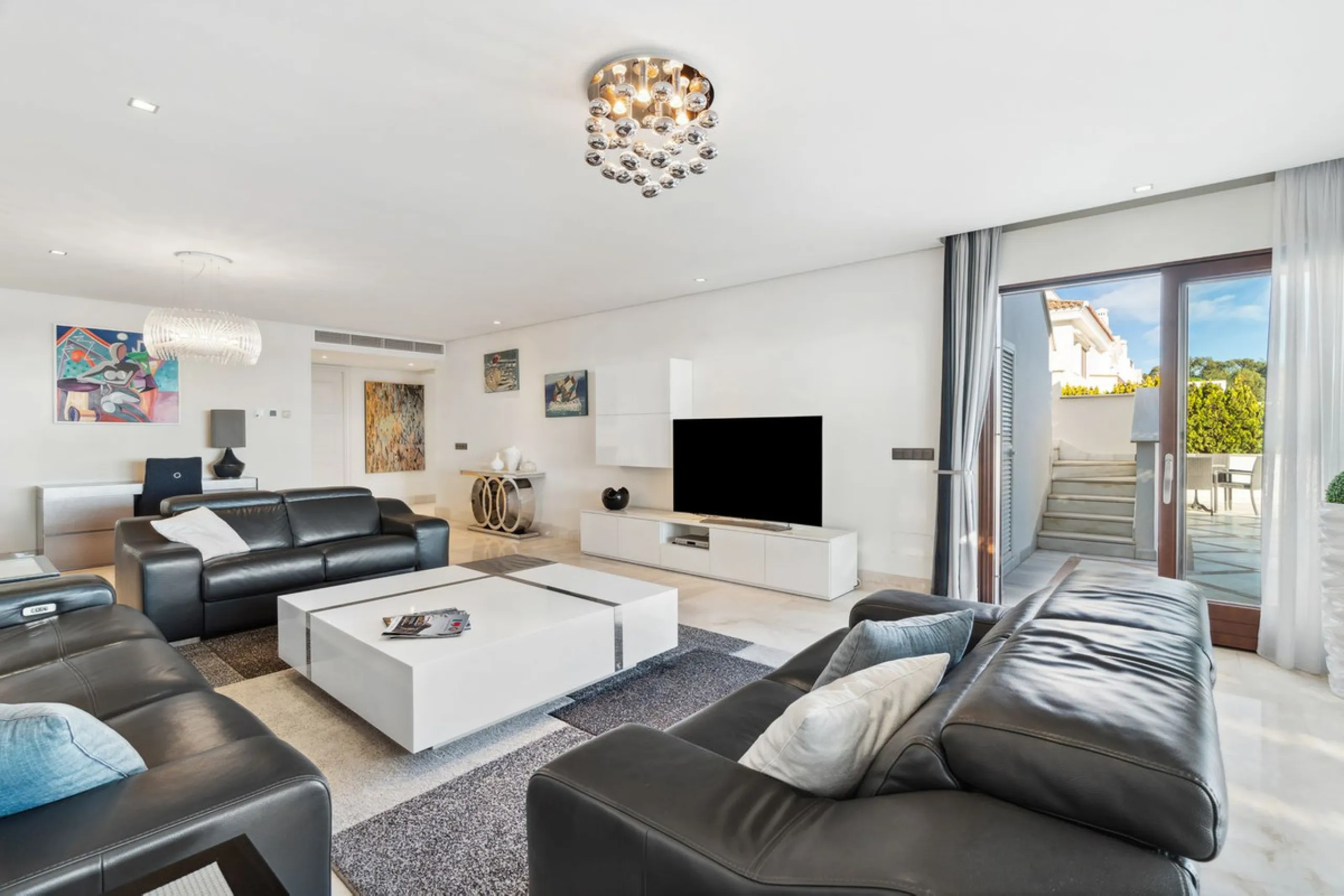 We present an exclusive penthouse in a privileged seafront location with breathtaking panoramic views over the bay of Estepona, Gibraltar and the African coast. The scenery is magnificent throughout the day and offers breathtaking sunrises.