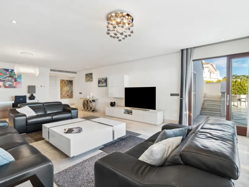 We present an exclusive penthouse in a privileged seafront location with breathtaking panoramic views over the bay of Estepona, Gibraltar and the African coast. The scenery is magnificent throughout the day and offers breathtaking sunrises.