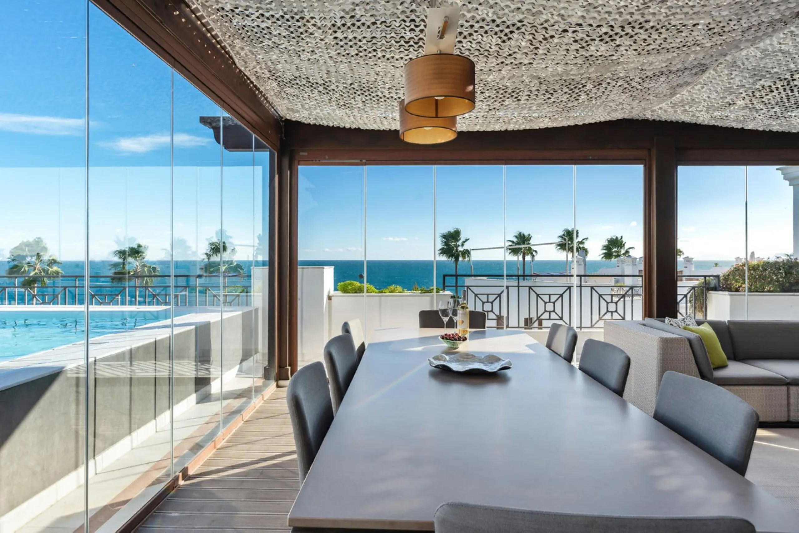 We present an exclusive penthouse in a privileged seafront location with breathtaking panoramic views over the bay of Estepona, Gibraltar and the African coast. The scenery is magnificent throughout the day and offers breathtaking sunrises.