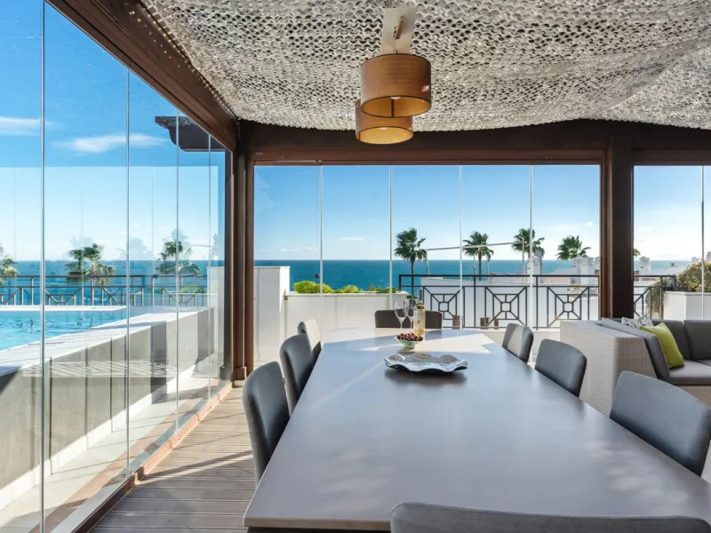 We present an exclusive penthouse in a privileged seafront location with breathtaking panoramic views over the bay of Estepona, Gibraltar and the African coast. The scenery is magnificent throughout the day and offers breathtaking sunrises.
