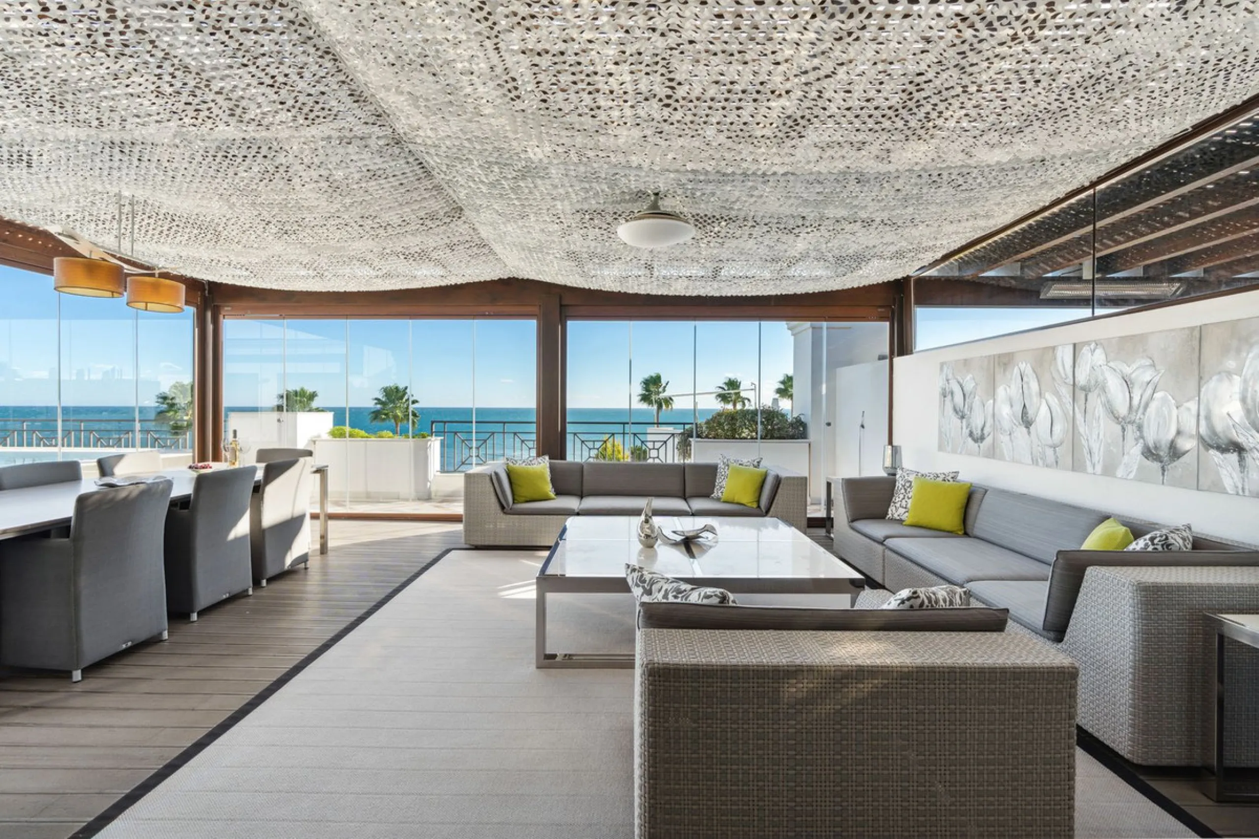 We present an exclusive penthouse in a privileged seafront location with breathtaking panoramic views over the bay of Estepona, Gibraltar and the African coast. The scenery is magnificent throughout the day and offers breathtaking sunrises.