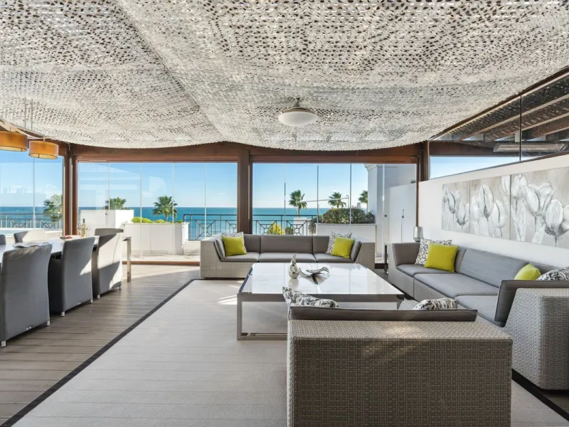 We present an exclusive penthouse in a privileged seafront location with breathtaking panoramic views over the bay of Estepona, Gibraltar and the African coast. The scenery is magnificent throughout the day and offers breathtaking sunrises.
