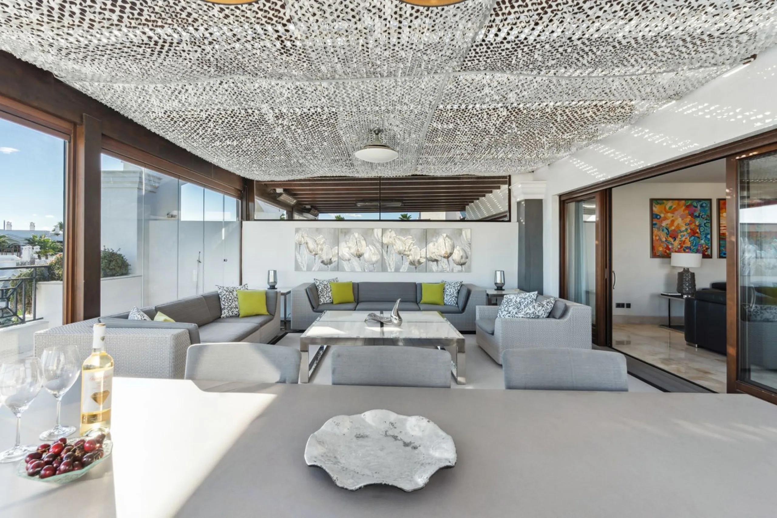 We present an exclusive penthouse in a privileged seafront location with breathtaking panoramic views over the bay of Estepona, Gibraltar and the African coast. The scenery is magnificent throughout the day and offers breathtaking sunrises.