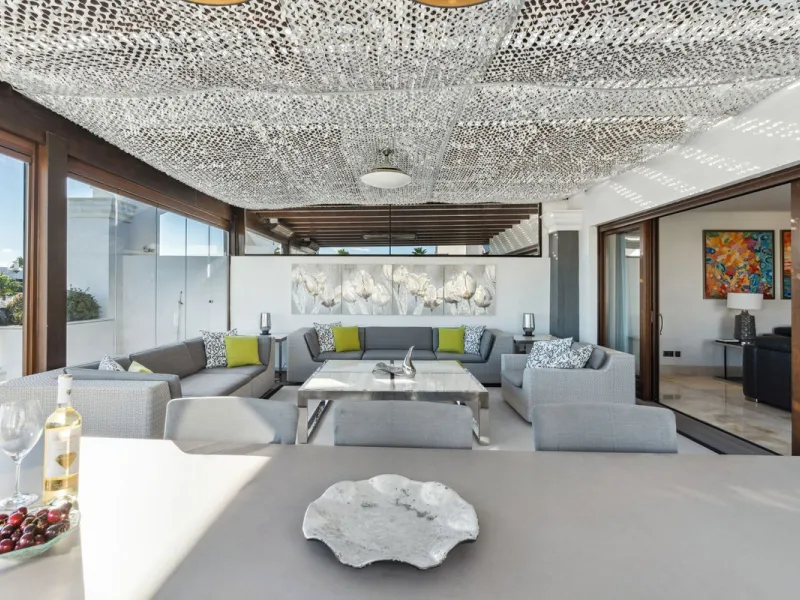 We present an exclusive penthouse in a privileged seafront location with breathtaking panoramic views over the bay of Estepona, Gibraltar and the African coast. The scenery is magnificent throughout the day and offers breathtaking sunrises.
