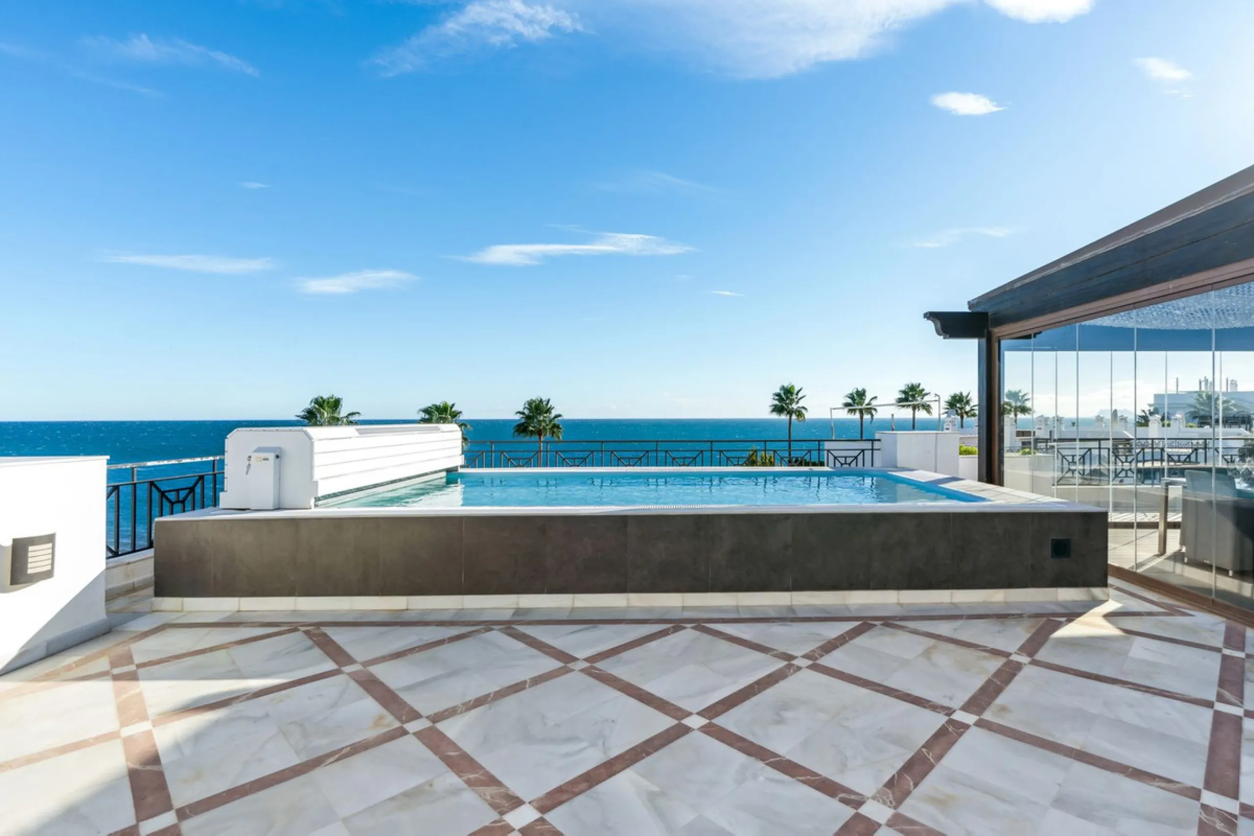 We present an exclusive penthouse in a privileged seafront location with breathtaking panoramic views over the bay of Estepona, Gibraltar and the African coast. The scenery is magnificent throughout the day and offers breathtaking sunrises.