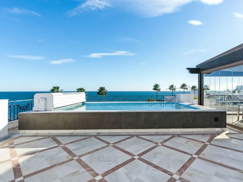 We present an exclusive penthouse in a privileged seafront location with breathtaking panoramic views over the bay of Estepona, Gibraltar and the African coast. The scenery is magnificent throughout the day and offers breathtaking sunrises.