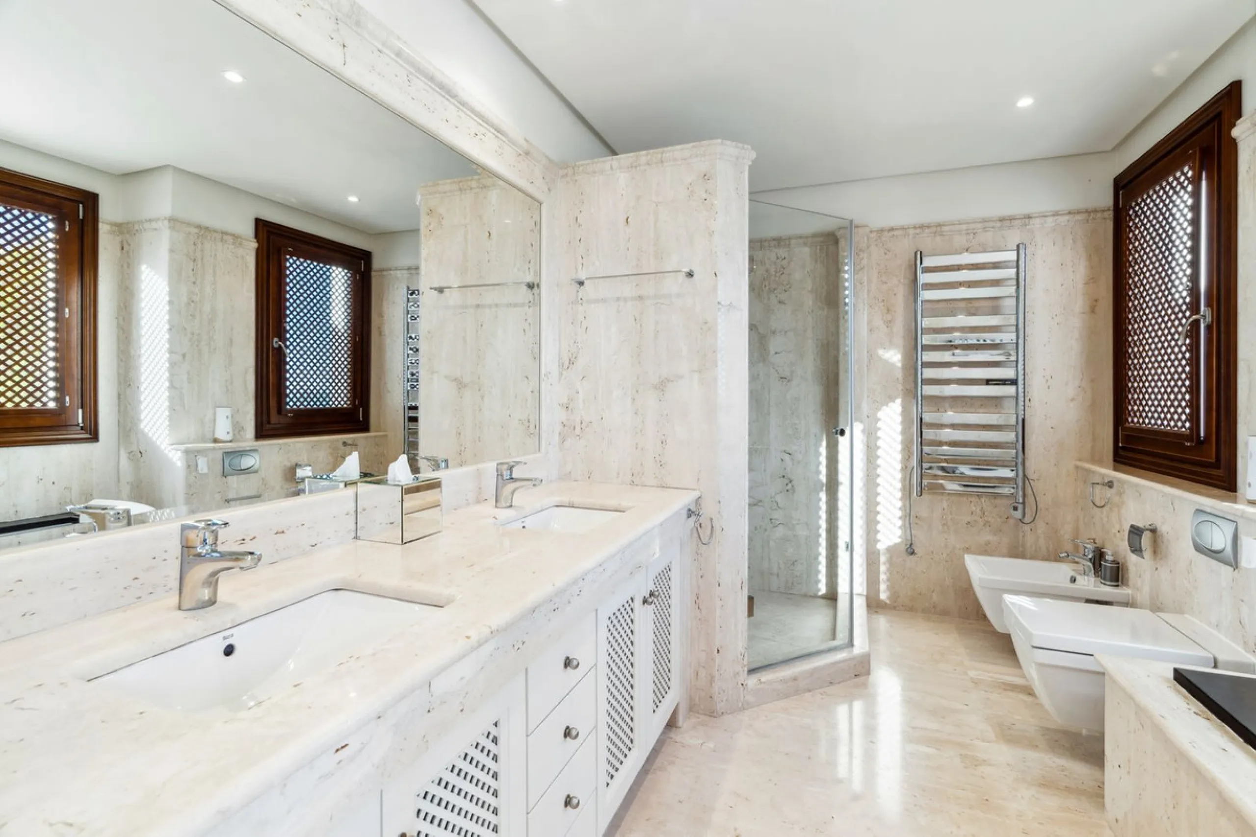 We present an exclusive penthouse in a privileged seafront location with breathtaking panoramic views over the bay of Estepona, Gibraltar and the African coast. The scenery is magnificent throughout the day and offers breathtaking sunrises.