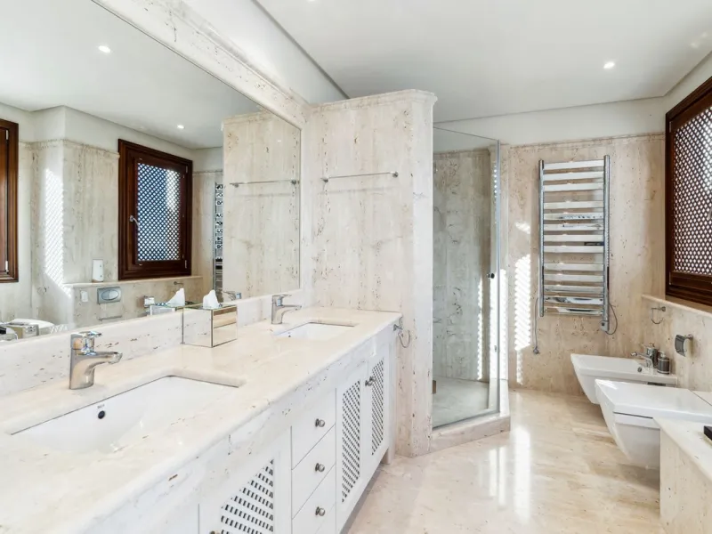We present an exclusive penthouse in a privileged seafront location with breathtaking panoramic views over the bay of Estepona, Gibraltar and the African coast. The scenery is magnificent throughout the day and offers breathtaking sunrises.