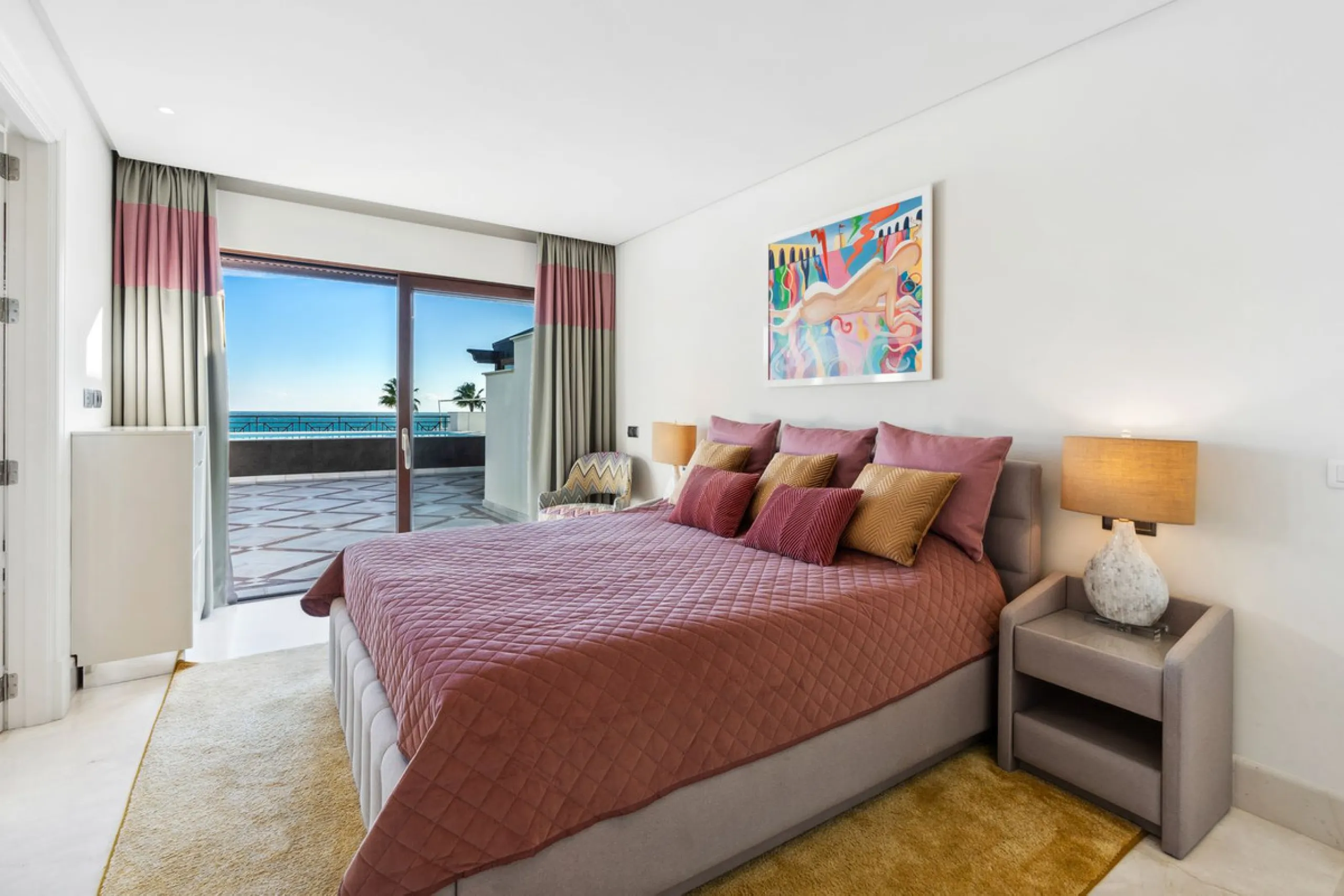 We present an exclusive penthouse in a privileged seafront location with breathtaking panoramic views over the bay of Estepona, Gibraltar and the African coast. The scenery is magnificent throughout the day and offers breathtaking sunrises.