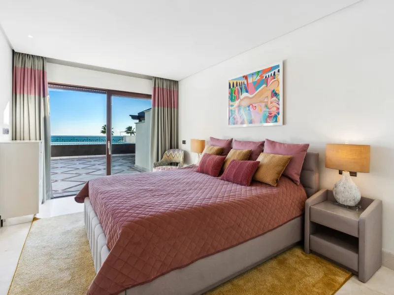 We present an exclusive penthouse in a privileged seafront location with breathtaking panoramic views over the bay of Estepona, Gibraltar and the African coast. The scenery is magnificent throughout the day and offers breathtaking sunrises.
