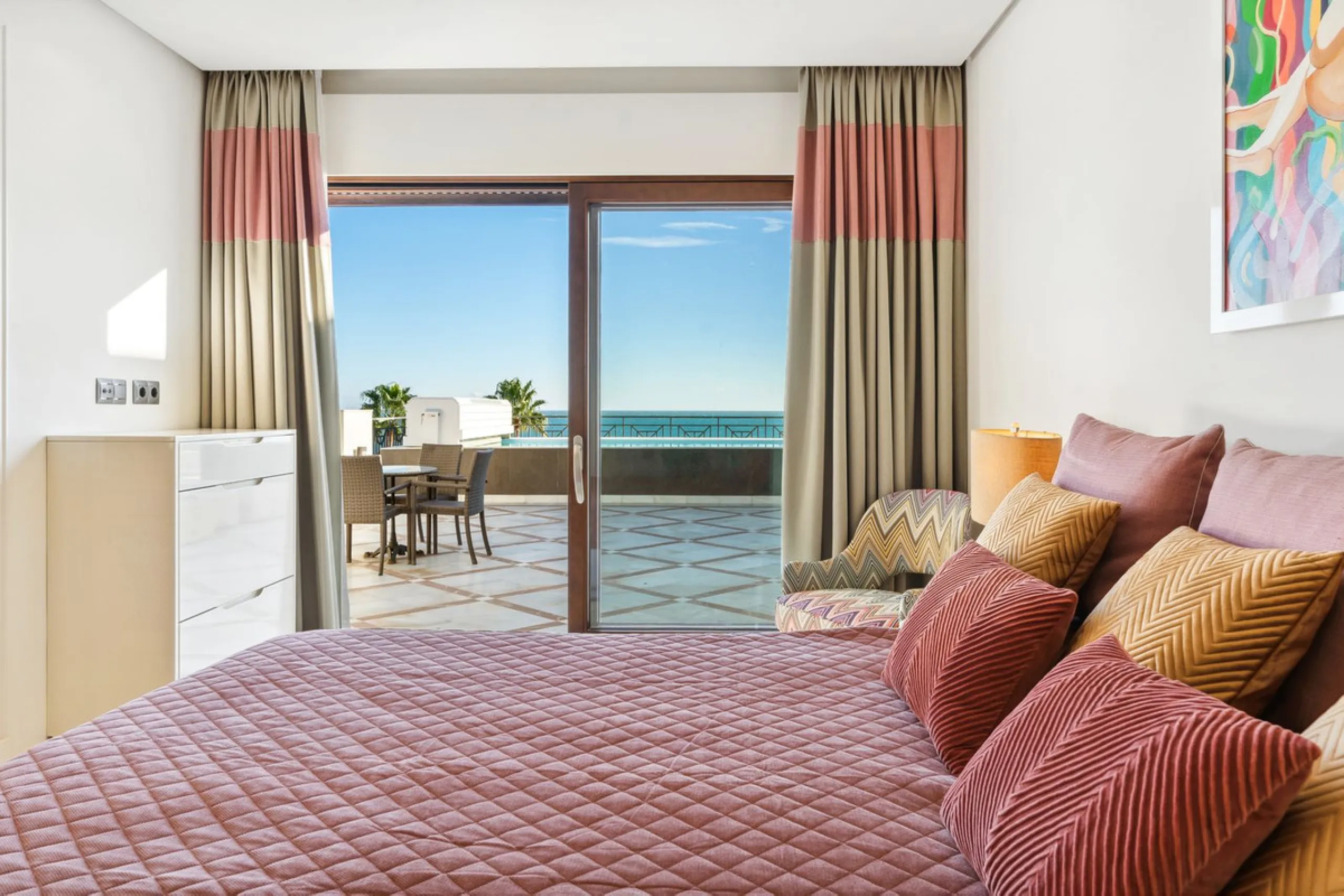 We present an exclusive penthouse in a privileged seafront location with breathtaking panoramic views over the bay of Estepona, Gibraltar and the African coast. The scenery is magnificent throughout the day and offers breathtaking sunrises.