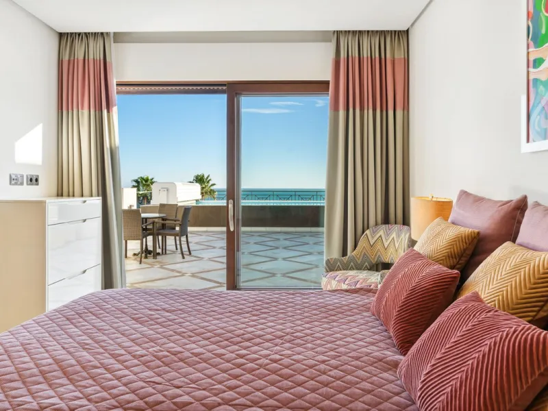We present an exclusive penthouse in a privileged seafront location with breathtaking panoramic views over the bay of Estepona, Gibraltar and the African coast. The scenery is magnificent throughout the day and offers breathtaking sunrises.