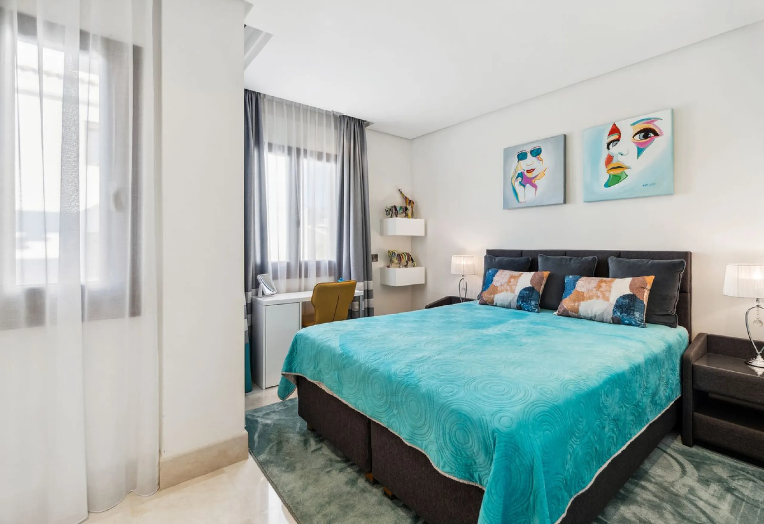 We present an exclusive penthouse in a privileged seafront location with breathtaking panoramic views over the bay of Estepona, Gibraltar and the African coast. The scenery is magnificent throughout the day and offers breathtaking sunrises.