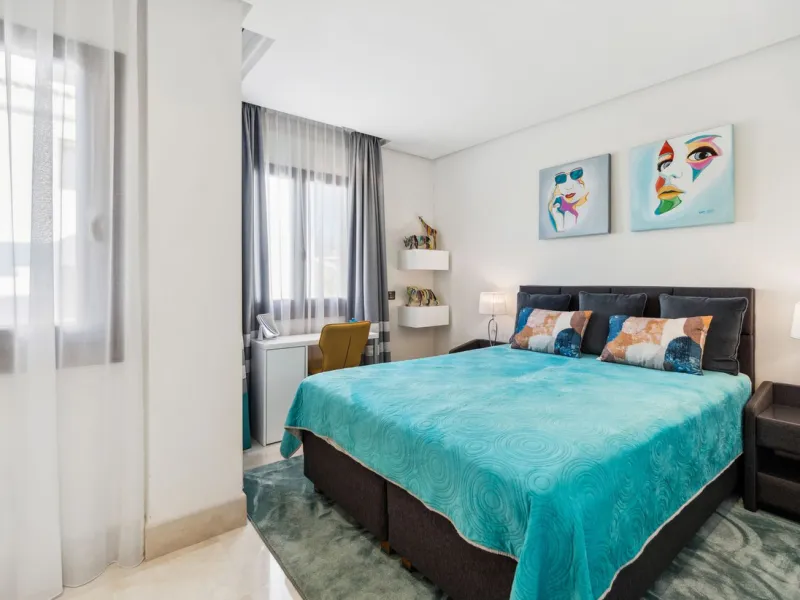 We present an exclusive penthouse in a privileged seafront location with breathtaking panoramic views over the bay of Estepona, Gibraltar and the African coast. The scenery is magnificent throughout the day and offers breathtaking sunrises.