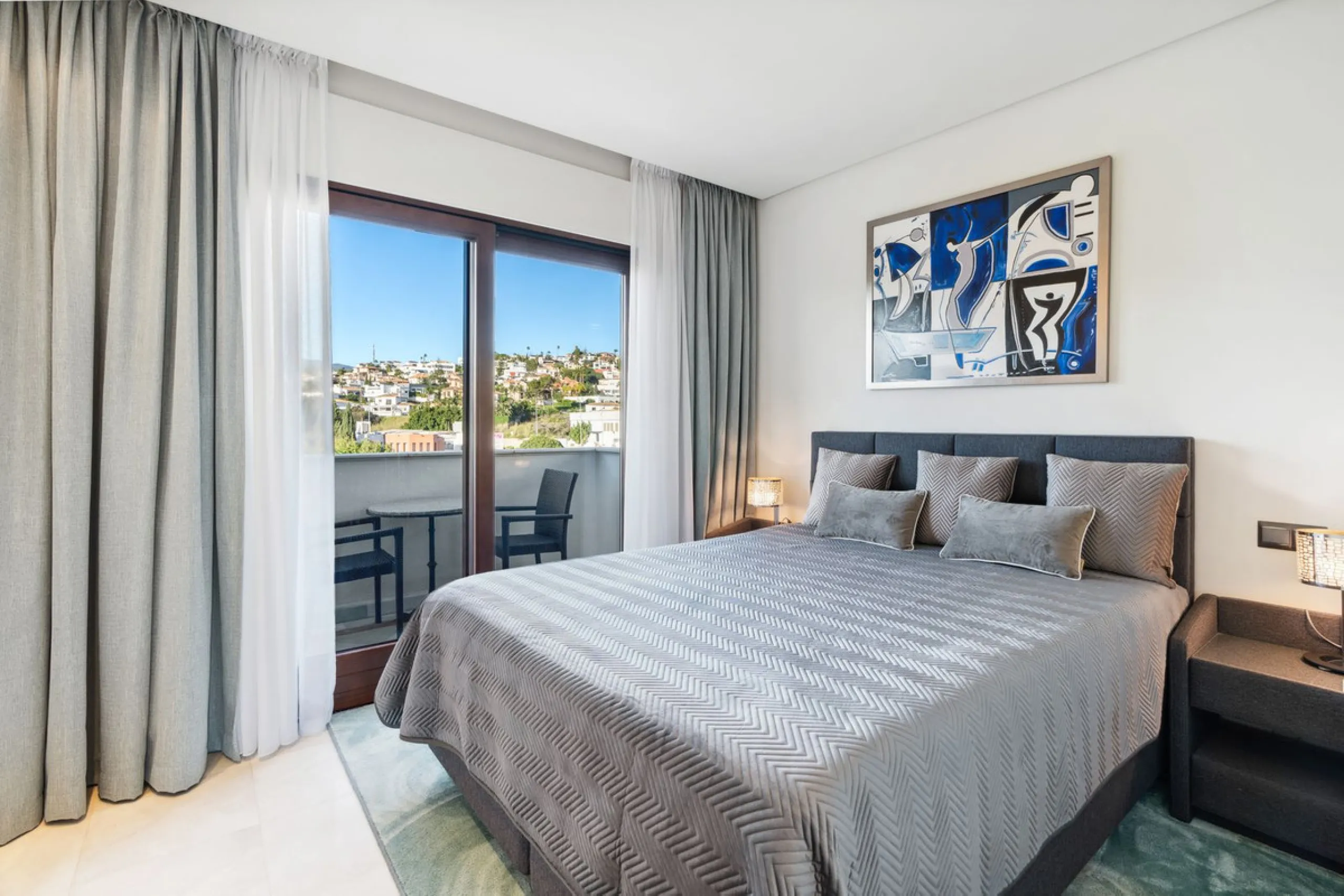 We present an exclusive penthouse in a privileged seafront location with breathtaking panoramic views over the bay of Estepona, Gibraltar and the African coast. The scenery is magnificent throughout the day and offers breathtaking sunrises.