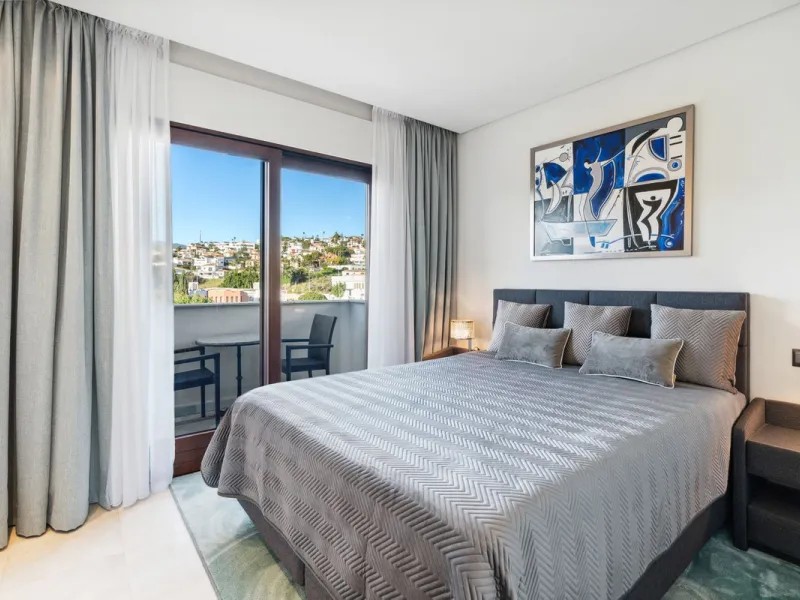 We present an exclusive penthouse in a privileged seafront location with breathtaking panoramic views over the bay of Estepona, Gibraltar and the African coast. The scenery is magnificent throughout the day and offers breathtaking sunrises.