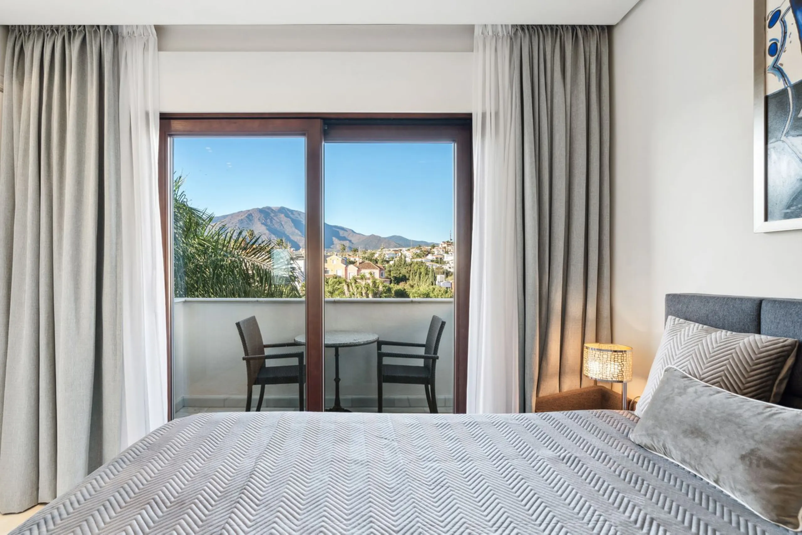 We present an exclusive penthouse in a privileged seafront location with breathtaking panoramic views over the bay of Estepona, Gibraltar and the African coast. The scenery is magnificent throughout the day and offers breathtaking sunrises.