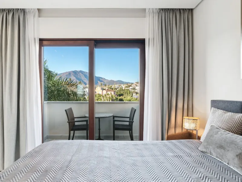 We present an exclusive penthouse in a privileged seafront location with breathtaking panoramic views over the bay of Estepona, Gibraltar and the African coast. The scenery is magnificent throughout the day and offers breathtaking sunrises.