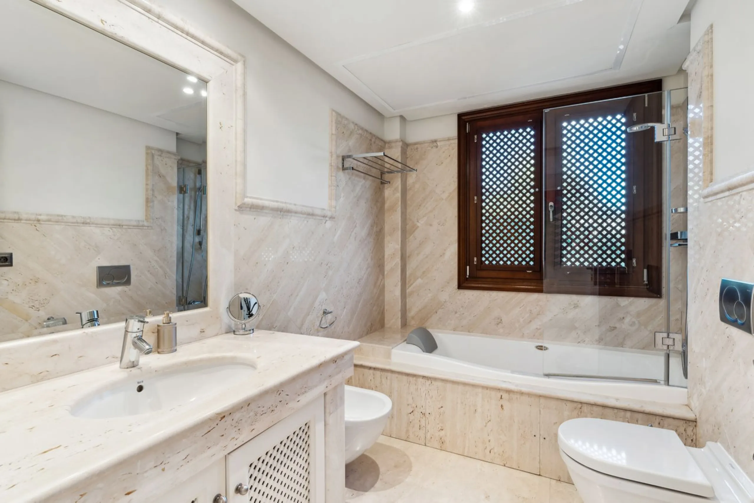 We present an exclusive penthouse in a privileged seafront location with breathtaking panoramic views over the bay of Estepona, Gibraltar and the African coast. The scenery is magnificent throughout the day and offers breathtaking sunrises.