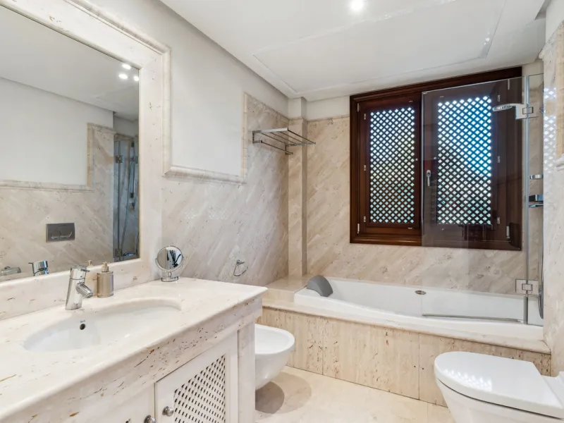 We present an exclusive penthouse in a privileged seafront location with breathtaking panoramic views over the bay of Estepona, Gibraltar and the African coast. The scenery is magnificent throughout the day and offers breathtaking sunrises.