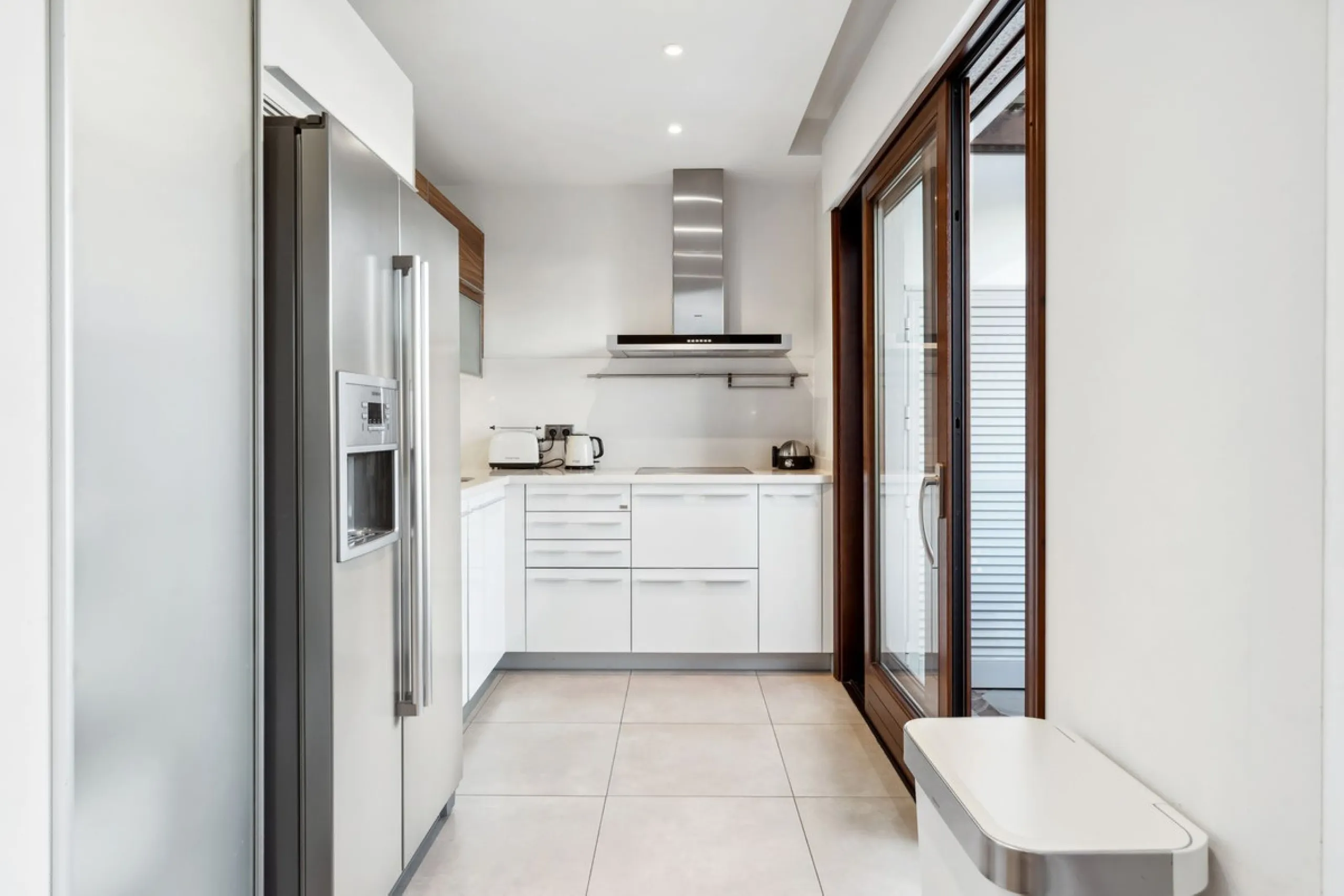 We present an exclusive penthouse in a privileged seafront location with breathtaking panoramic views over the bay of Estepona, Gibraltar and the African coast. The scenery is magnificent throughout the day and offers breathtaking sunrises.