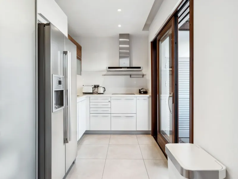 We present an exclusive penthouse in a privileged seafront location with breathtaking panoramic views over the bay of Estepona, Gibraltar and the African coast. The scenery is magnificent throughout the day and offers breathtaking sunrises.