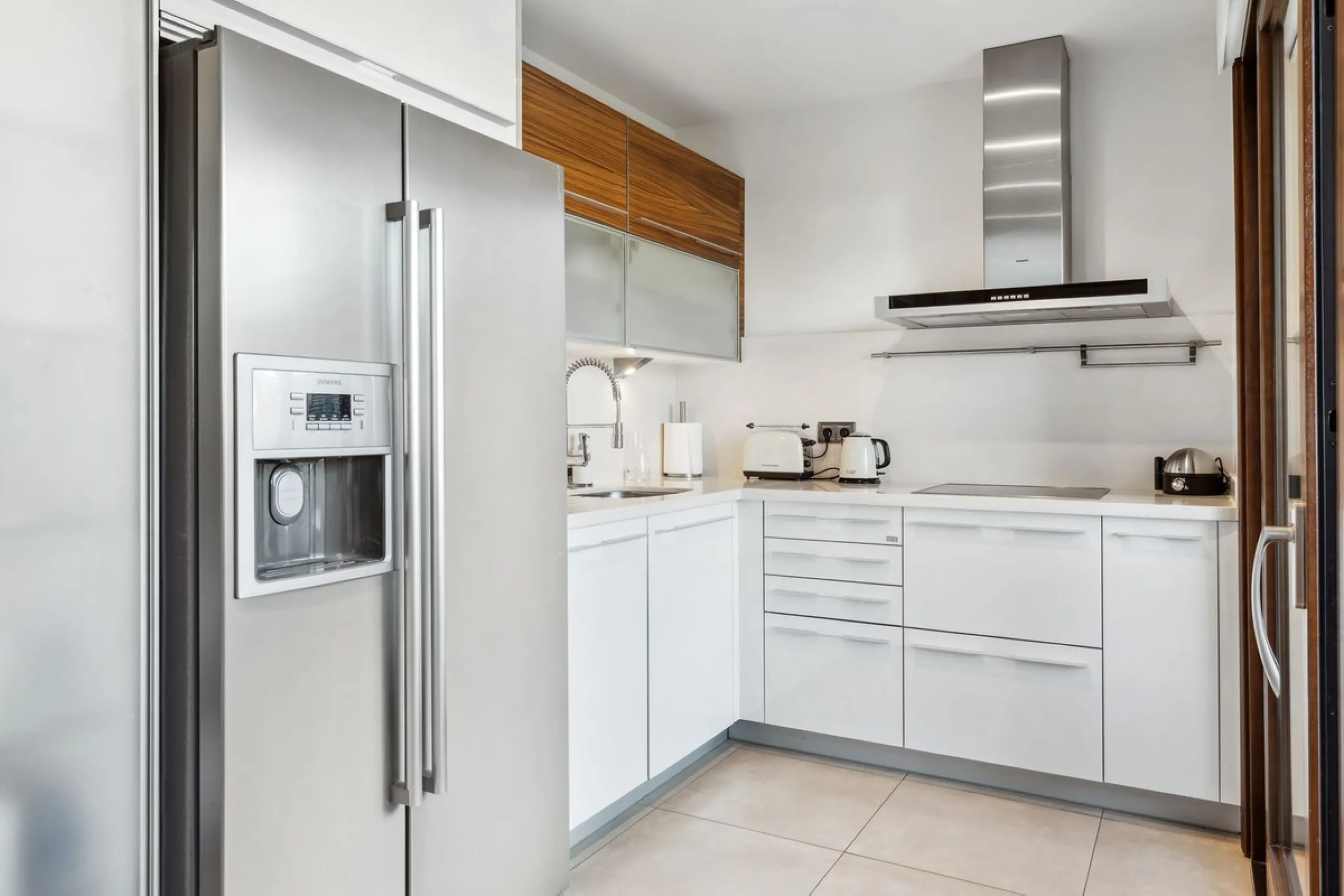 We present an exclusive penthouse in a privileged seafront location with breathtaking panoramic views over the bay of Estepona, Gibraltar and the African coast. The scenery is magnificent throughout the day and offers breathtaking sunrises.