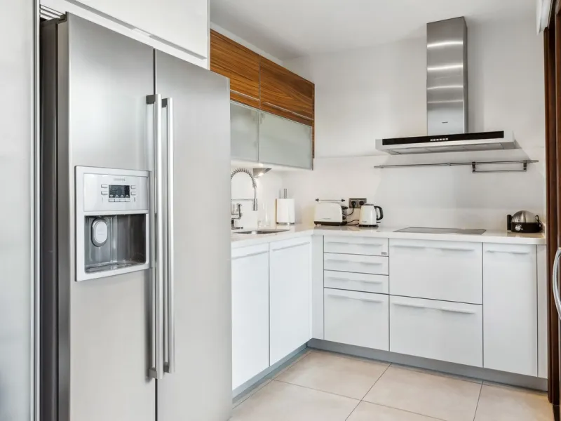 We present an exclusive penthouse in a privileged seafront location with breathtaking panoramic views over the bay of Estepona, Gibraltar and the African coast. The scenery is magnificent throughout the day and offers breathtaking sunrises.