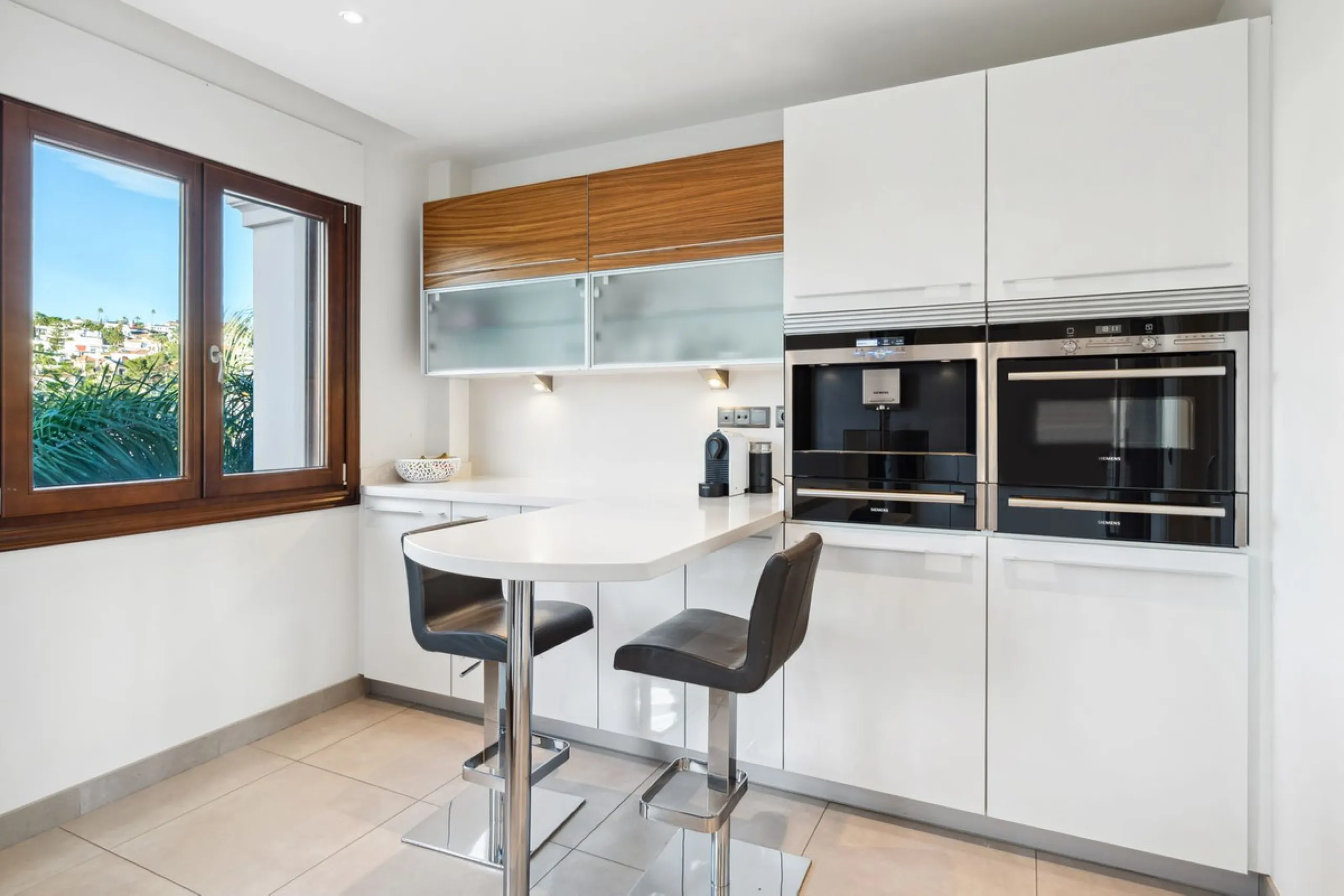 We present an exclusive penthouse in a privileged seafront location with breathtaking panoramic views over the bay of Estepona, Gibraltar and the African coast. The scenery is magnificent throughout the day and offers breathtaking sunrises.