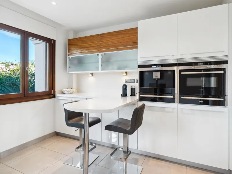 We present an exclusive penthouse in a privileged seafront location with breathtaking panoramic views over the bay of Estepona, Gibraltar and the African coast. The scenery is magnificent throughout the day and offers breathtaking sunrises.