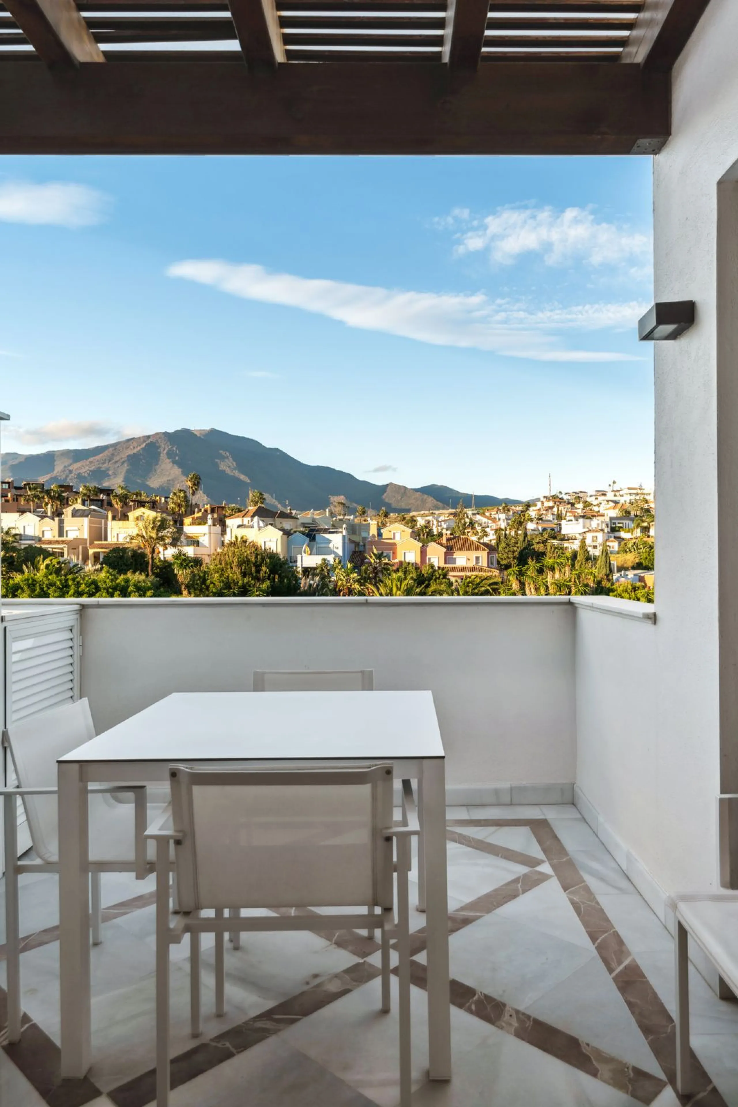 We present an exclusive penthouse in a privileged seafront location with breathtaking panoramic views over the bay of Estepona, Gibraltar and the African coast. The scenery is magnificent throughout the day and offers breathtaking sunrises.