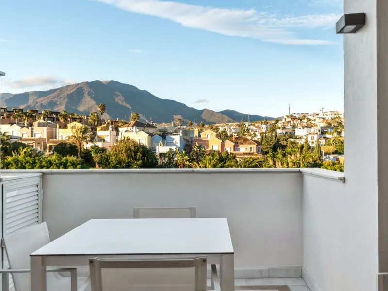 We present an exclusive penthouse in a privileged seafront location with breathtaking panoramic views over the bay of Estepona, Gibraltar and the African coast. The scenery is magnificent throughout the day and offers breathtaking sunrises.