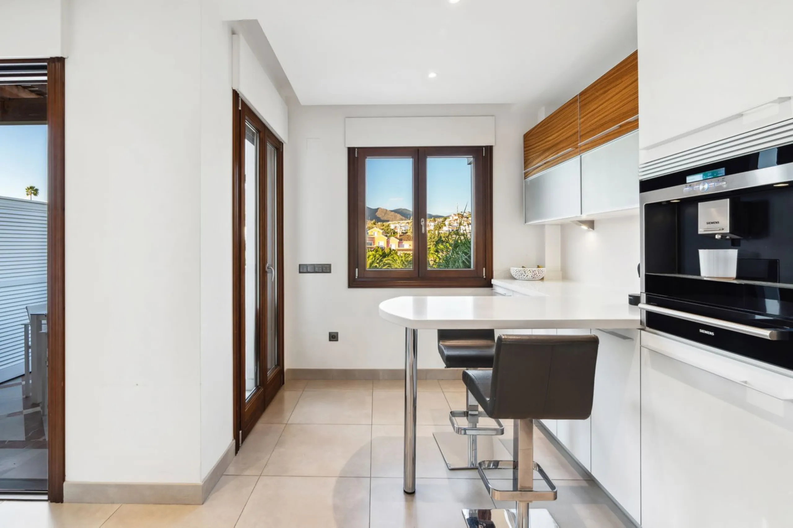 We present an exclusive penthouse in a privileged seafront location with breathtaking panoramic views over the bay of Estepona, Gibraltar and the African coast. The scenery is magnificent throughout the day and offers breathtaking sunrises.