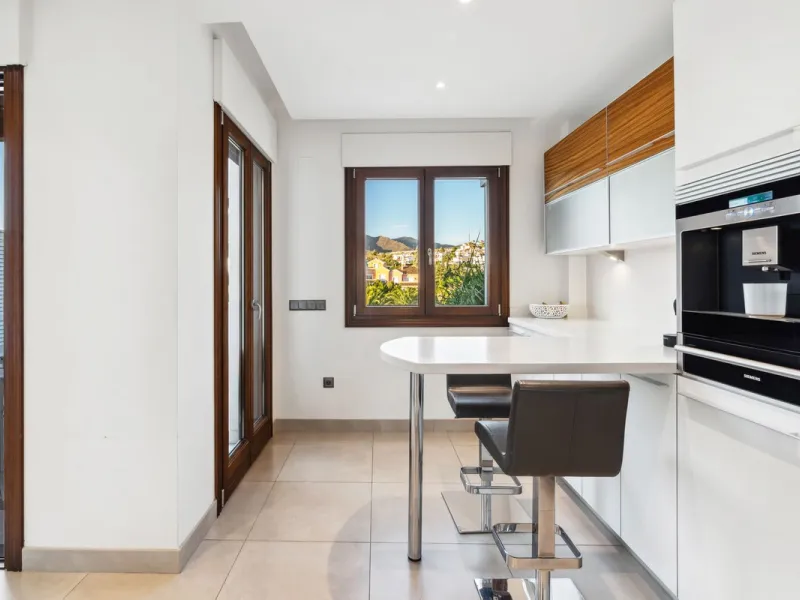 We present an exclusive penthouse in a privileged seafront location with breathtaking panoramic views over the bay of Estepona, Gibraltar and the African coast. The scenery is magnificent throughout the day and offers breathtaking sunrises.