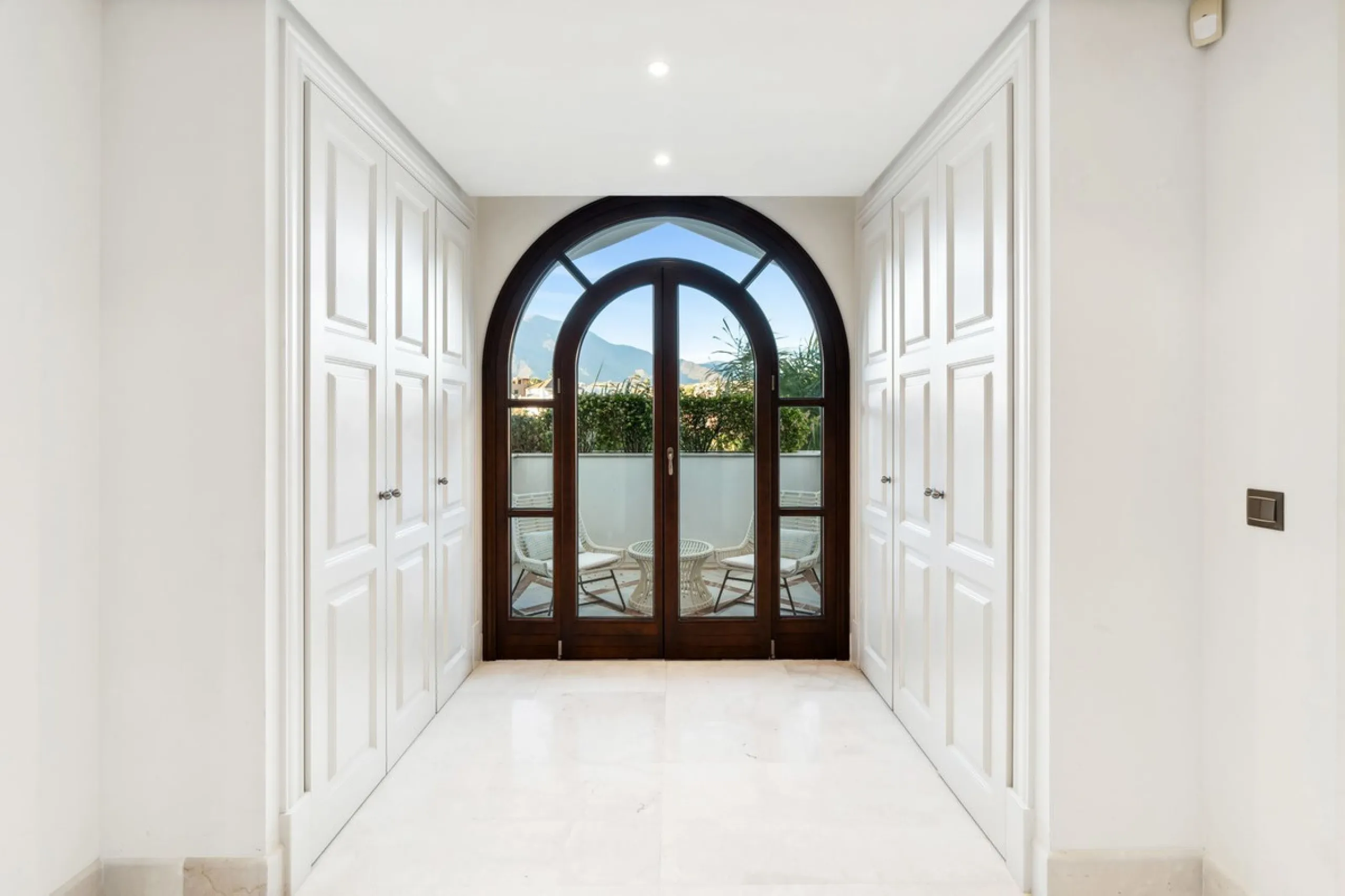 We present an exclusive penthouse in a privileged seafront location with breathtaking panoramic views over the bay of Estepona, Gibraltar and the African coast. The scenery is magnificent throughout the day and offers breathtaking sunrises.