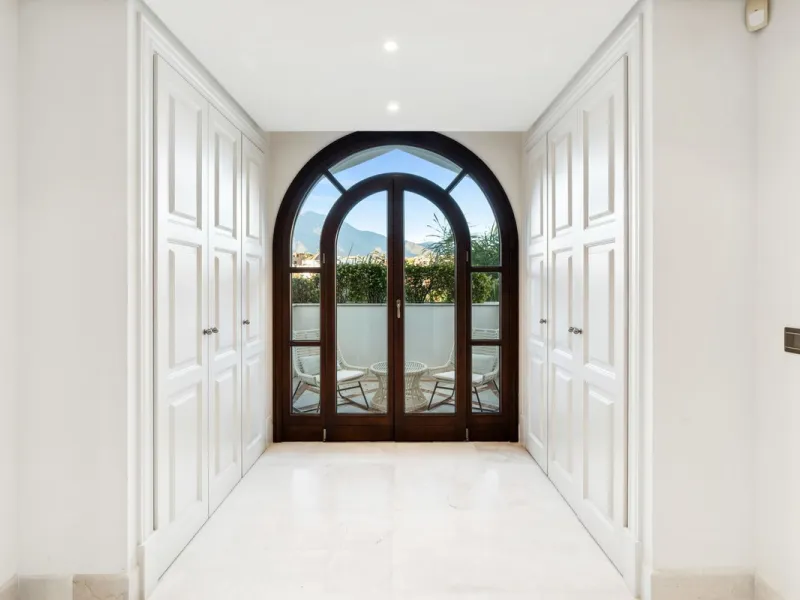 We present an exclusive penthouse in a privileged seafront location with breathtaking panoramic views over the bay of Estepona, Gibraltar and the African coast. The scenery is magnificent throughout the day and offers breathtaking sunrises.
