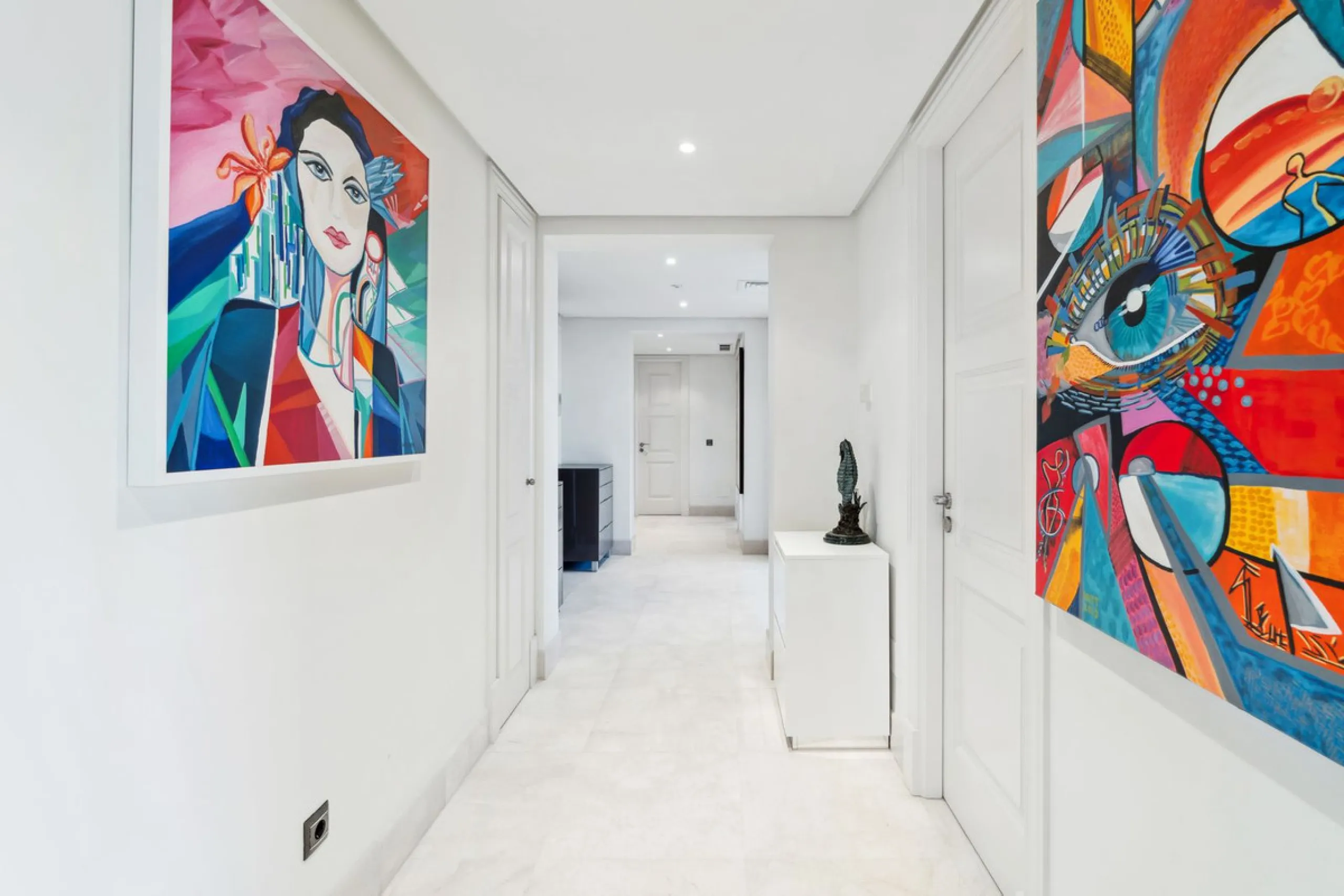 We present an exclusive penthouse in a privileged seafront location with breathtaking panoramic views over the bay of Estepona, Gibraltar and the African coast. The scenery is magnificent throughout the day and offers breathtaking sunrises.