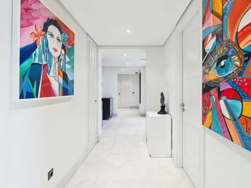 We present an exclusive penthouse in a privileged seafront location with breathtaking panoramic views over the bay of Estepona, Gibraltar and the African coast. The scenery is magnificent throughout the day and offers breathtaking sunrises.